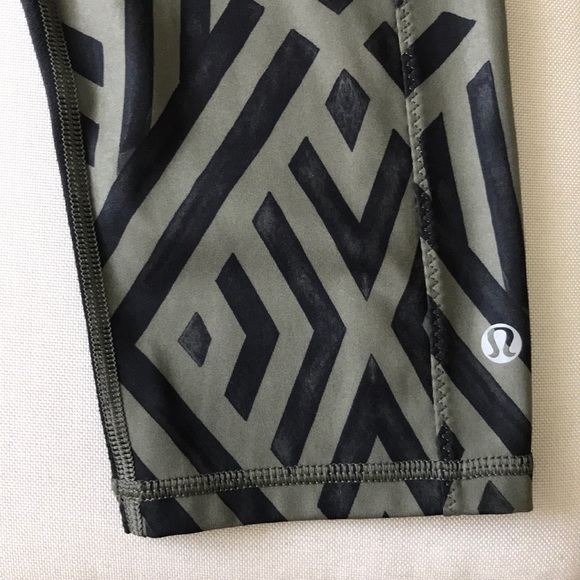 Lululemon chevron shuffle capris size 6 - Picture 4 of 5